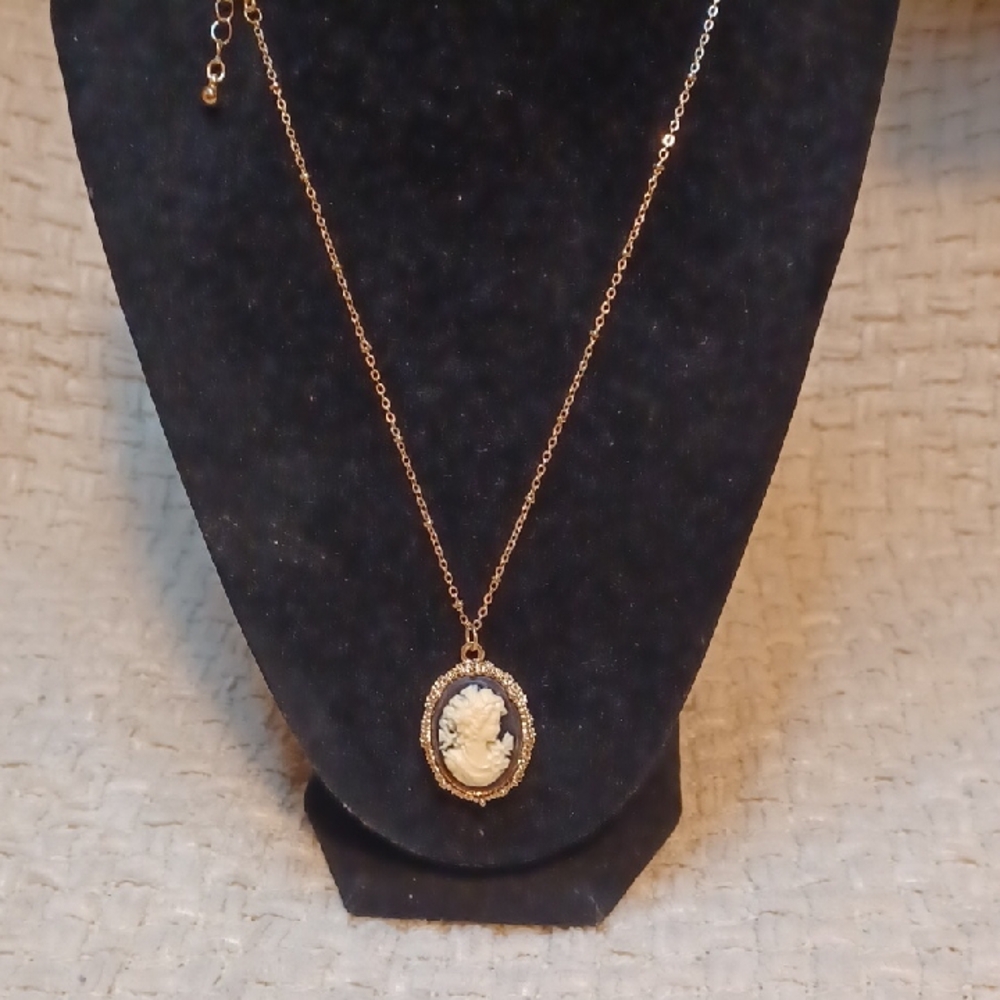 Elegant Gold Cameo Pendant Necklace